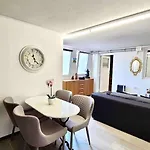 Lakeview Basement Near Interlaken Apartment *
